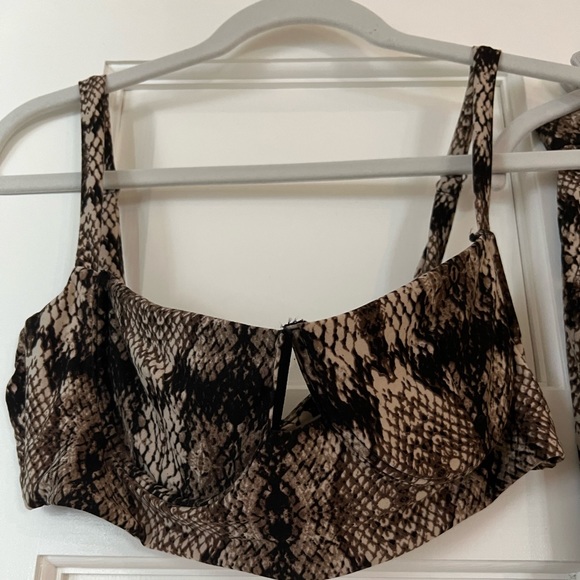 Two piece bra & pant set. - Picture 4 of 4